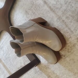 Madden Girl Women's Gotchha Ankle Boot size 9 light grey patent